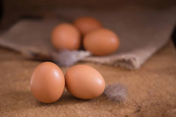 Koyu Ahşap Masa Üzerinde Taze Yumurta Closeup — Stok fotoğraf