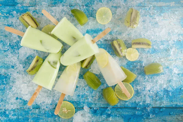 Krossad Kuber Med Glass Citroner Kiwi Blå Träbord — Stockfoto