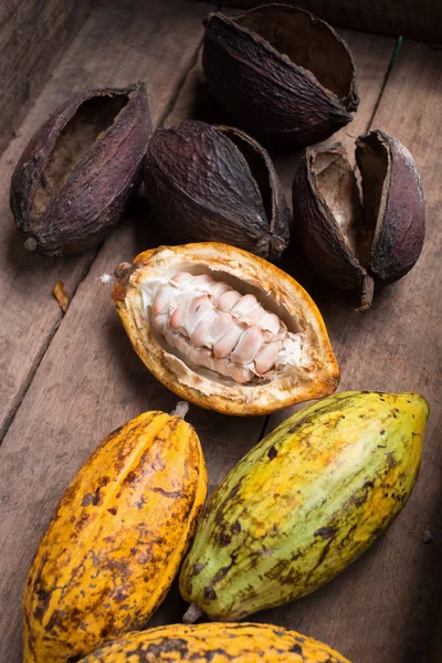 Vainas Cacao Crudo Sobre Fondo Madera — Foto de Stock