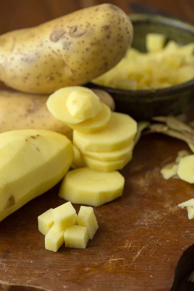 Dilimlenmiş Patates Görünümünü Ahşap Tablo — Stok fotoğraf