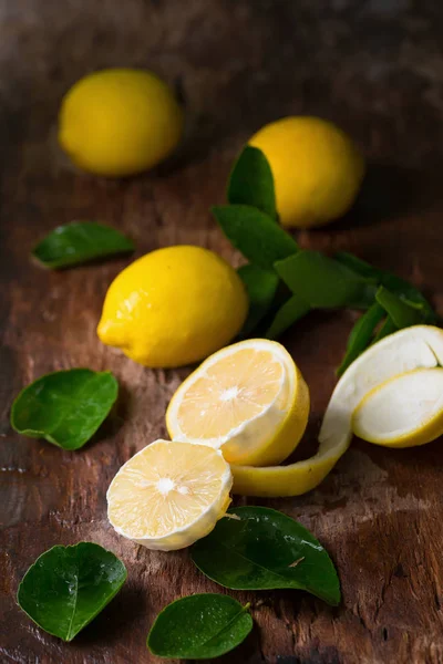 Ahşap zemin üzerine limon görünümü Kapat.