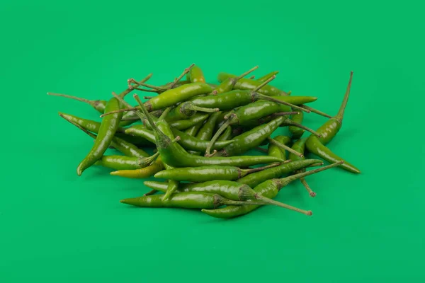 Gröna hoade Chilipeppar isolerad på grön bakgrund. Kryddig chil — Stockfoto