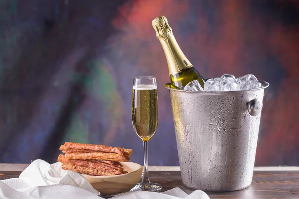 Champagneflaska Hink Med Och Glas Champagne Mörk Bakgrund — Stockfoto