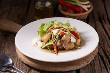 Kızarmış kral uskumru balıkla balık sosu ile baharatlı deniz ürünleri sos ile