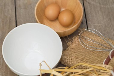 Omlet hazırlama. Tablo üzerinde kırık yumurta kabuğu