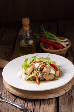 Kızarmış kral uskumru balıkla balık sosu ile baharatlı deniz ürünleri sos ile