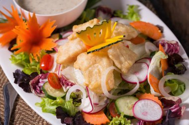 kızarmış balık ve sebze salatası