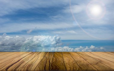 Boş Top ahşap masa kurulu arka plan ve renkli dramatik sk