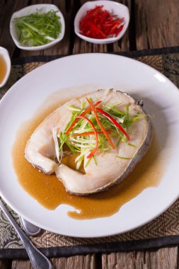 Soya soslu beyaz tabak içinde kar balık buğulama