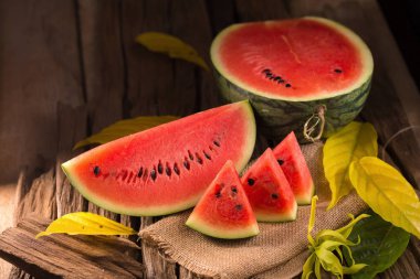 Karpuz dilimleri rustik ahşap zemin ile natürmort.