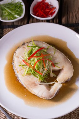 Soya soslu beyaz tabak içinde kar balık buğulama