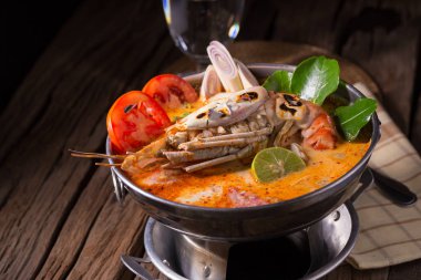 Geleneksel Tay baharatlı deniz mahsulleri çorbası Tom yum goong 