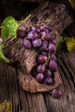 Demet taze Olgun kırmızı üzüm ahşap dokusal arka plan üzerinde
