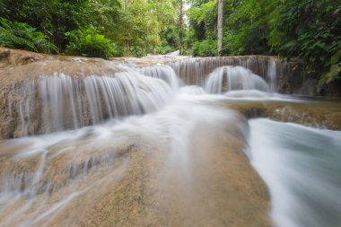 Doğal görünümü derin orman şelale Milli Parkı, Tayland