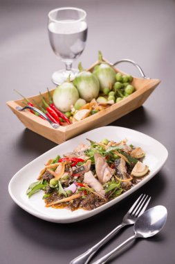 Tay geleneksel baharatlı kızarmış balık yemek