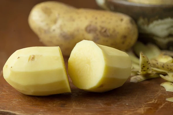 Utsikt Över Skivad Potatis Träbord — Stockfoto