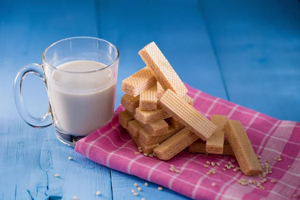 Gaufres aux fraises et lait sur une table en bois bleu — Photo