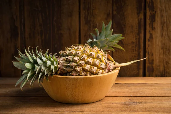 Ahşap arka plan üzerinde olgunlaşmış taze ananas