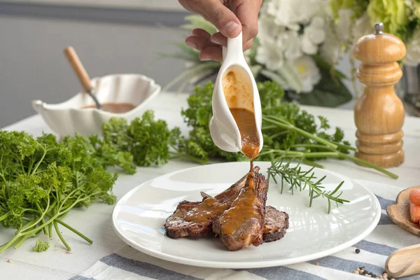 Kuzu ızgara şeftali üzerinde beyaz çanak ile