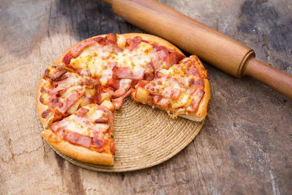 jambon, mantar ve zeytin pizza, pizza üstten görünüm rustik masada