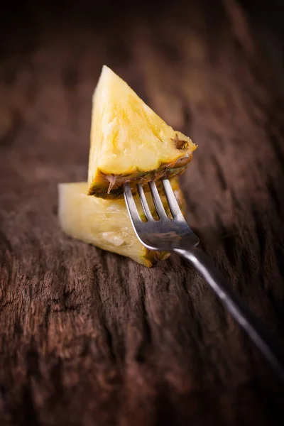 Tranches Ananas Coquilles Ananas Sur Vieux Fond Bois — Photo