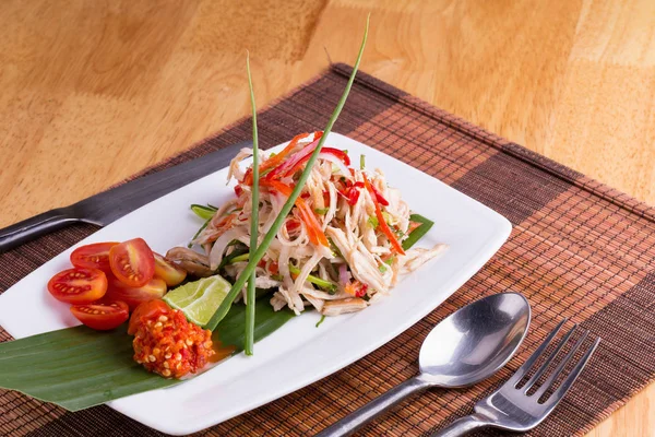 Пряный куриный салат, тайская еда . — стоковое фото