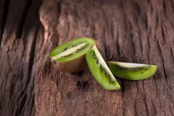 Kiwi frutas e meia kiwi em fundo de madeira, Seletivo f — Fotografia de Stock