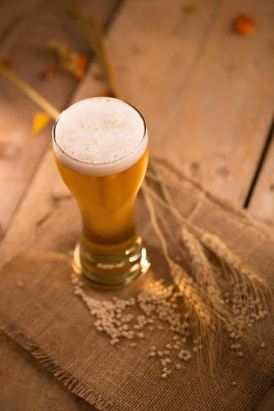 Vaso Cerveza Arroz Cebada Sobre Mesa Madera Golden Light — Foto de Stock