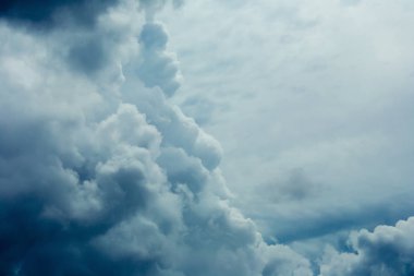 bazı ilginç ışık ile siyah bulutlar.