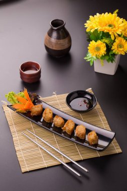 Derin kızarmış et ürünleri plaka üzerinde rulo