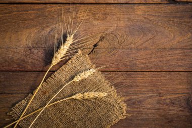 arpa pirinç taneleri soyut ahşap doku arka plan olarak mat