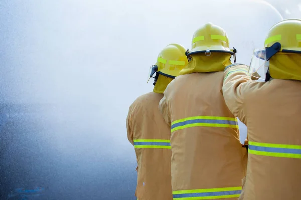 Πυροσβέστης που αγωνίζονται για μια επίθεση φωτιά — Φωτογραφία Αρχείου