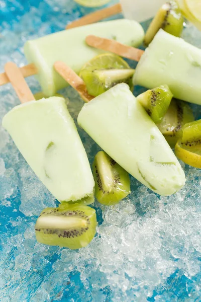 Bodegón Helados Limones Kiwi Sobre Mesa Madera Azul — Foto de Stock