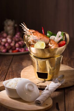 Geleneksel Tay baharatlı deniz mahsulleri çorbası Tom yum goong 