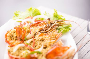 Beyaz tabakta Kızarmış karides curry ile