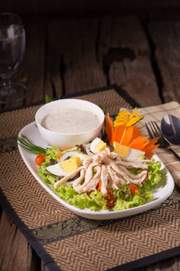 Taze yeşil salata Tavuk ve salata taze yaz arka plan ile