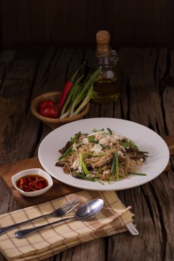 Kızarmış Çin yuvarlak şehriye Tay tarzı yengeç