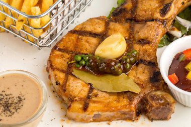 Karabiber domuz biftek sebze ile beyaz plaka üzerinde