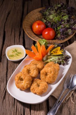 Geleneksel Tayland yemekleri: Kızarmış karides krep beyaz plaka üzerinde