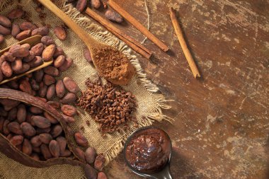 Kakao bakla, fasulye ve kakao Hazretleri Kur rustik ahşap adam üzerinde