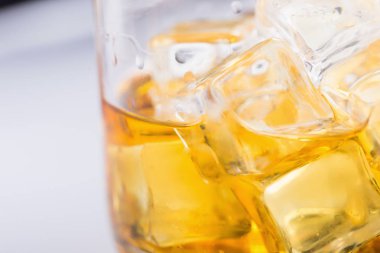 Bardak scotch viski ve buz beyaz arka plan üzerinde