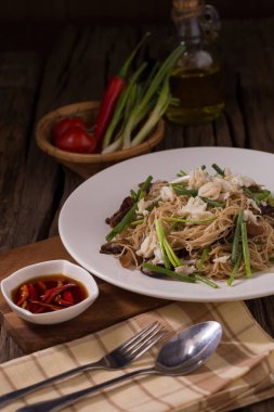 Kızarmış Çin yuvarlak şehriye Tay tarzı yengeç