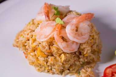 Tayland kızarmış pilav karides beyaz bir plaka ile.