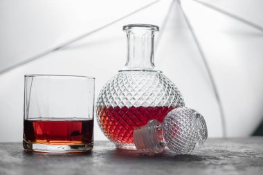 Şişe viski ve viski buzlu cam.