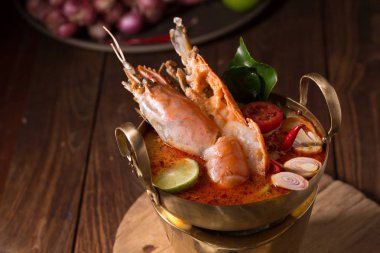 Geleneksel Tay baharatlı deniz mahsulleri çorbası Tom yum goong 