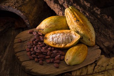 ahşap arka plan üzerinde ham kakao bakla
