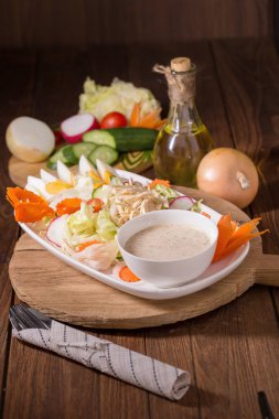 Beyaz tabakta tavuk ve haşlanmış yumurta taze yeşil salata