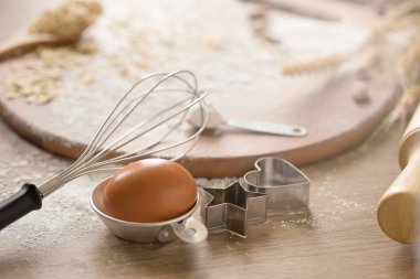 Ekipman ve malzemeler ahşap kahverengi masada yapma pasta