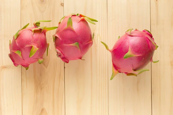 Tropische dragon fruit op houten achtergrond. Bovenaanzicht — Stockfoto