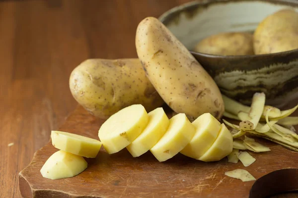 Utsikt Över Skivad Potatis Träbord — Stockfoto